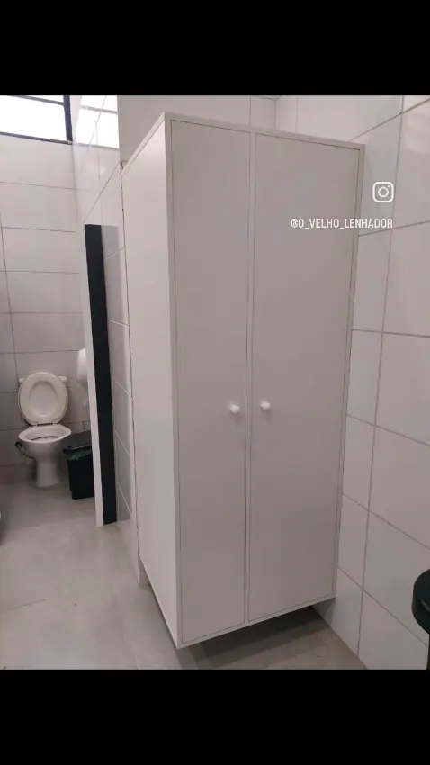 Armário branco de duas portas em banheiro corporativo