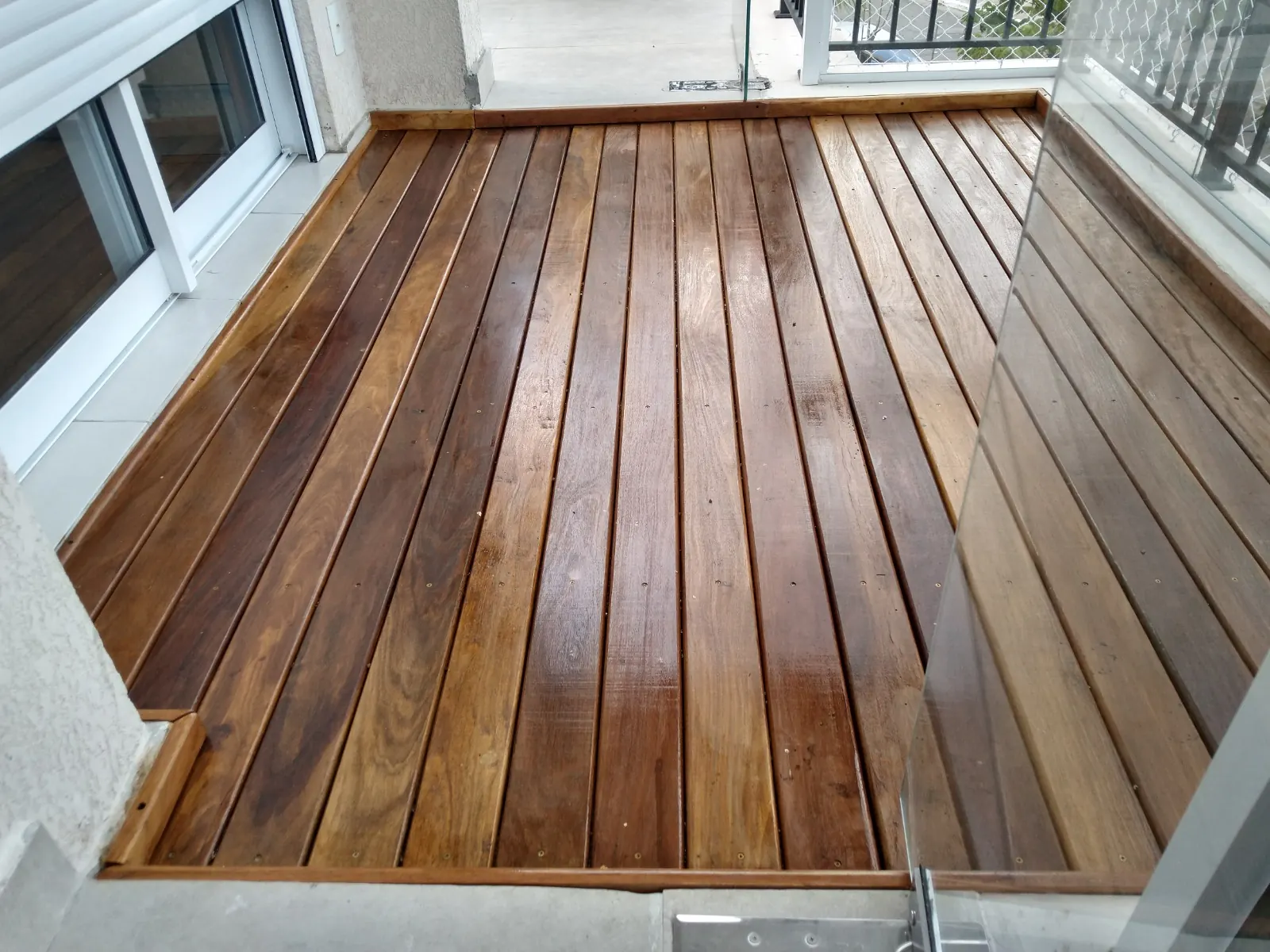 Deck de réguas de madeira cobrindo o piso de uma varanda
