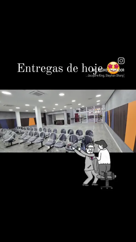 Sala de espera ampla com longarinas e painéis de madeira na parede