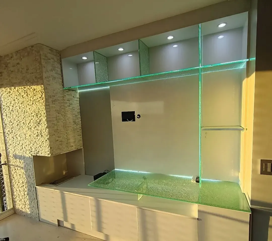Parede de varanda com nichos e prateleiras de vidro iluminadas