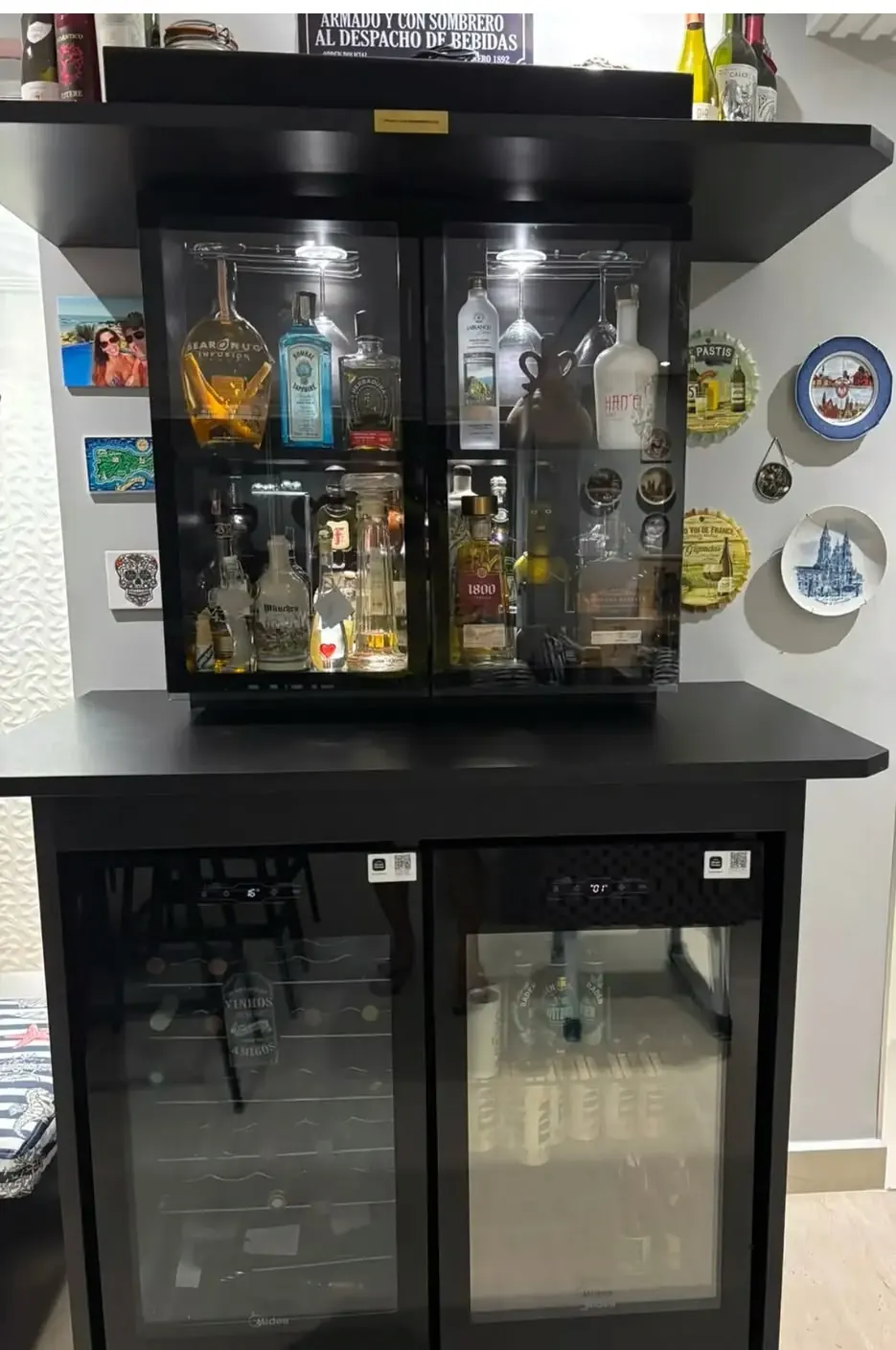 Bar preto visto de frente, com portas de vidro e adegas