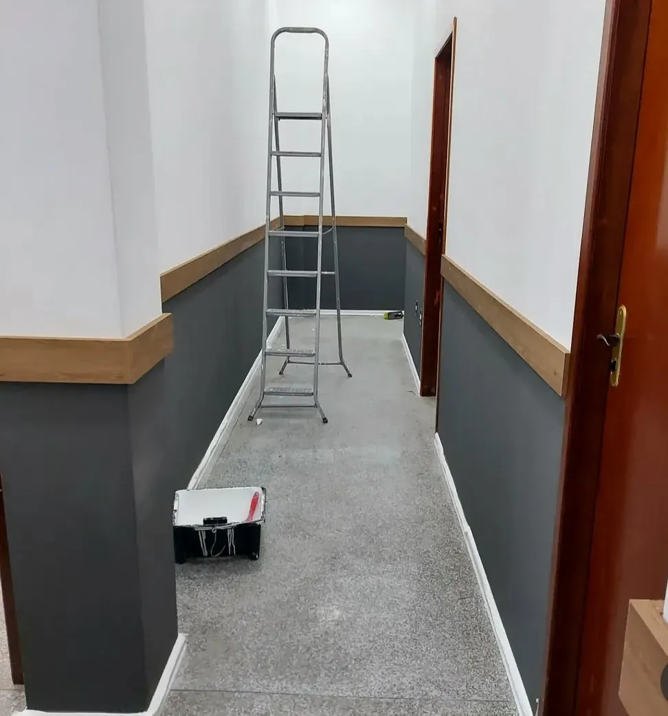 Outro trecho do corredor com o rodameio de madeira instalado