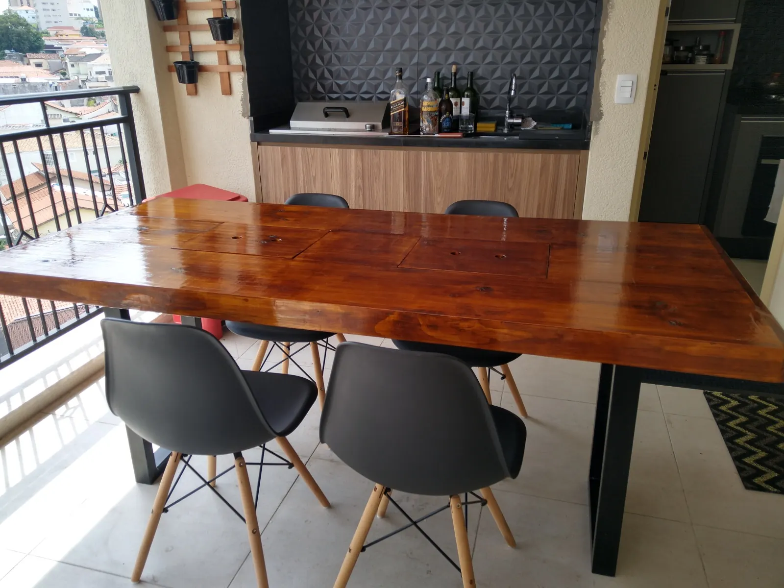 Mesa de madeira nobre com veios marcados e acabamento brilhante, feita pela oficina